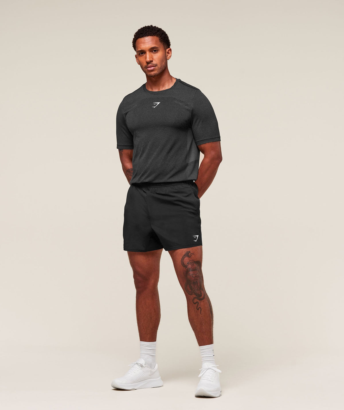 [LIMITLESS_COLOR:BLACK/SILHOUETTE GREY] GYMSHARK Lightweight Seamless T-Shirt — BLACK/SILHOUETTE GREY — vista oficial 4