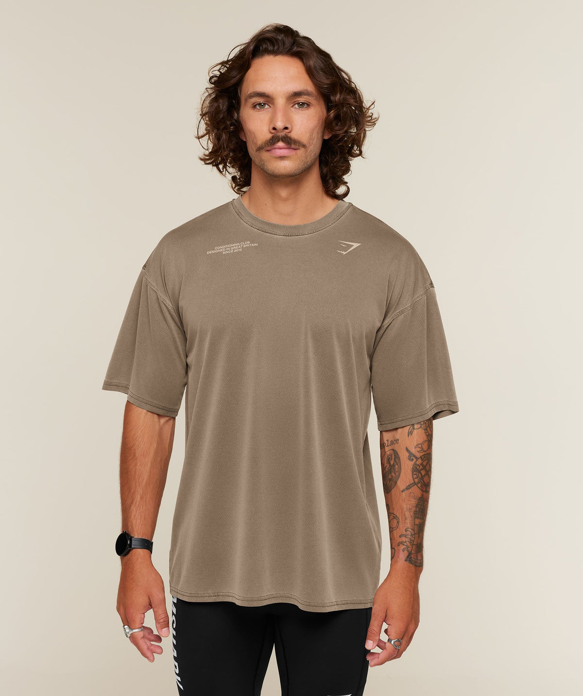 [LIMITLESS_COLOR:TRAIL BROWN/VANILLA BEIGE/WASH] GYMSHARK Conditioning Club Washed T-Shirt — TRAIL BROWN/VANILLA BEIGE/WASH — vista oficial 2