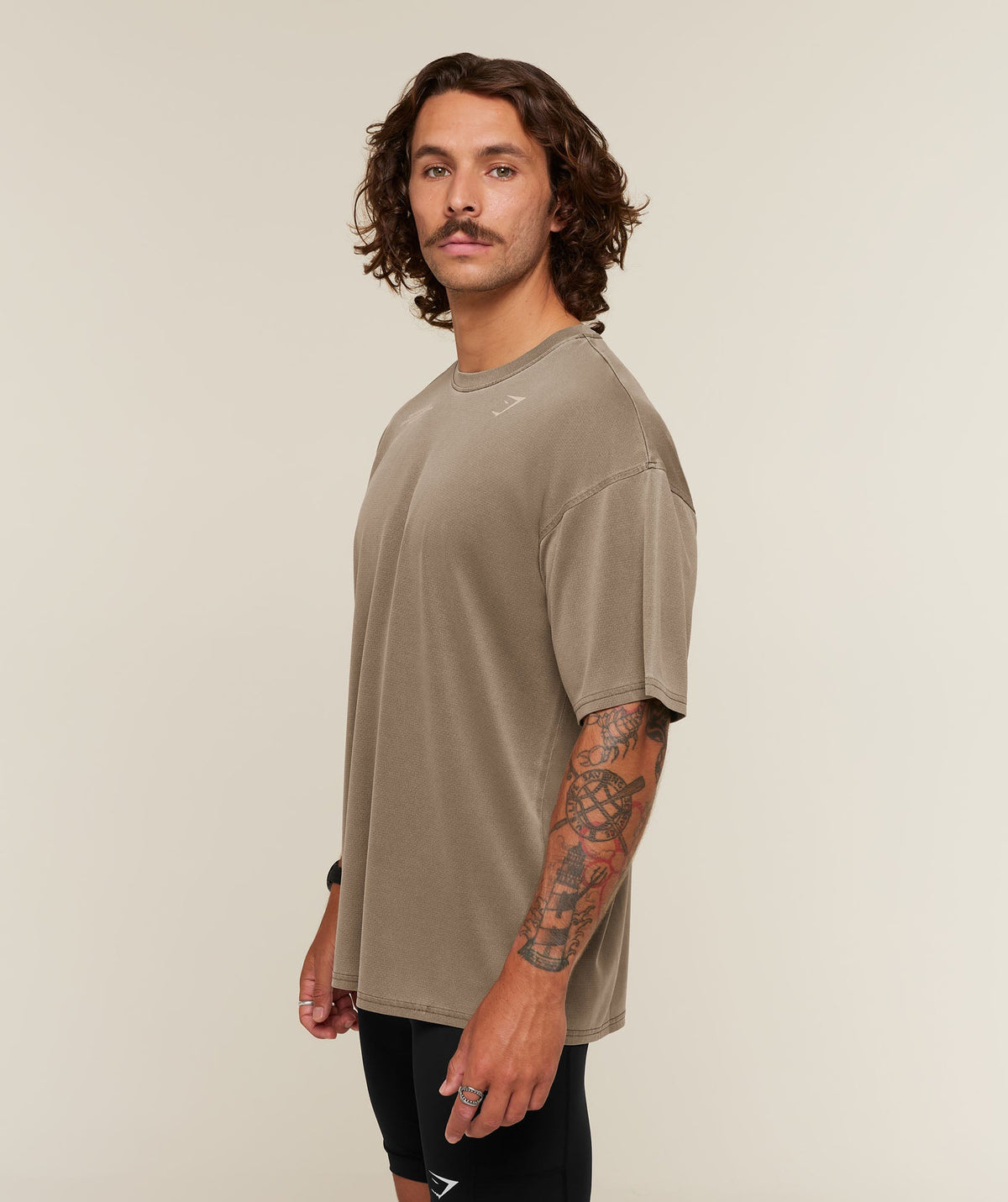[LIMITLESS_COLOR:TRAIL BROWN/VANILLA BEIGE/WASH] GYMSHARK Conditioning Club Washed T-Shirt — TRAIL BROWN/VANILLA BEIGE/WASH — vista oficial 3