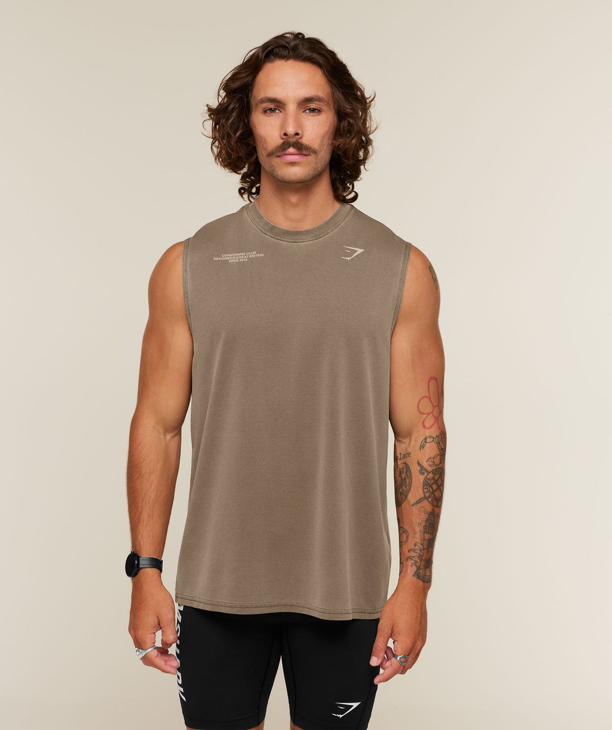 [LIMITLESS_COLOR:TRAIL BROWN/VANILLA BEIGE/WASH] GYMSHARK Conditioning Club Washed Tank — TRAIL BROWN/VANILLA BEIGE/WASH — vista oficial 2