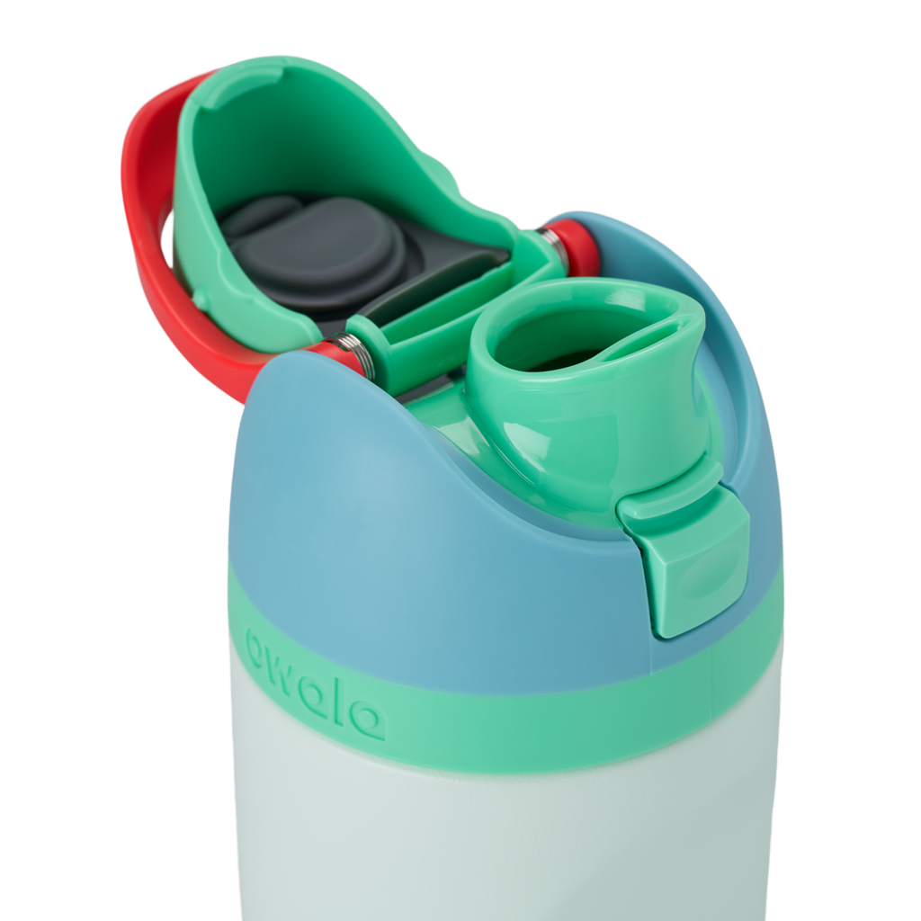 [LIMITLESS_COLOR:RAINFOREST] Owala Kids’ FreeSip 16 oz — RAINFOREST — Detalle de tapa abierta y boquilla