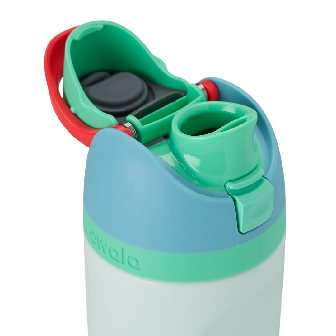 [LIMITLESS_COLOR:RAINFOREST] Owala Kids’ FreeSip 16 oz — RAINFOREST — Detalle de tapa abierta y boquilla