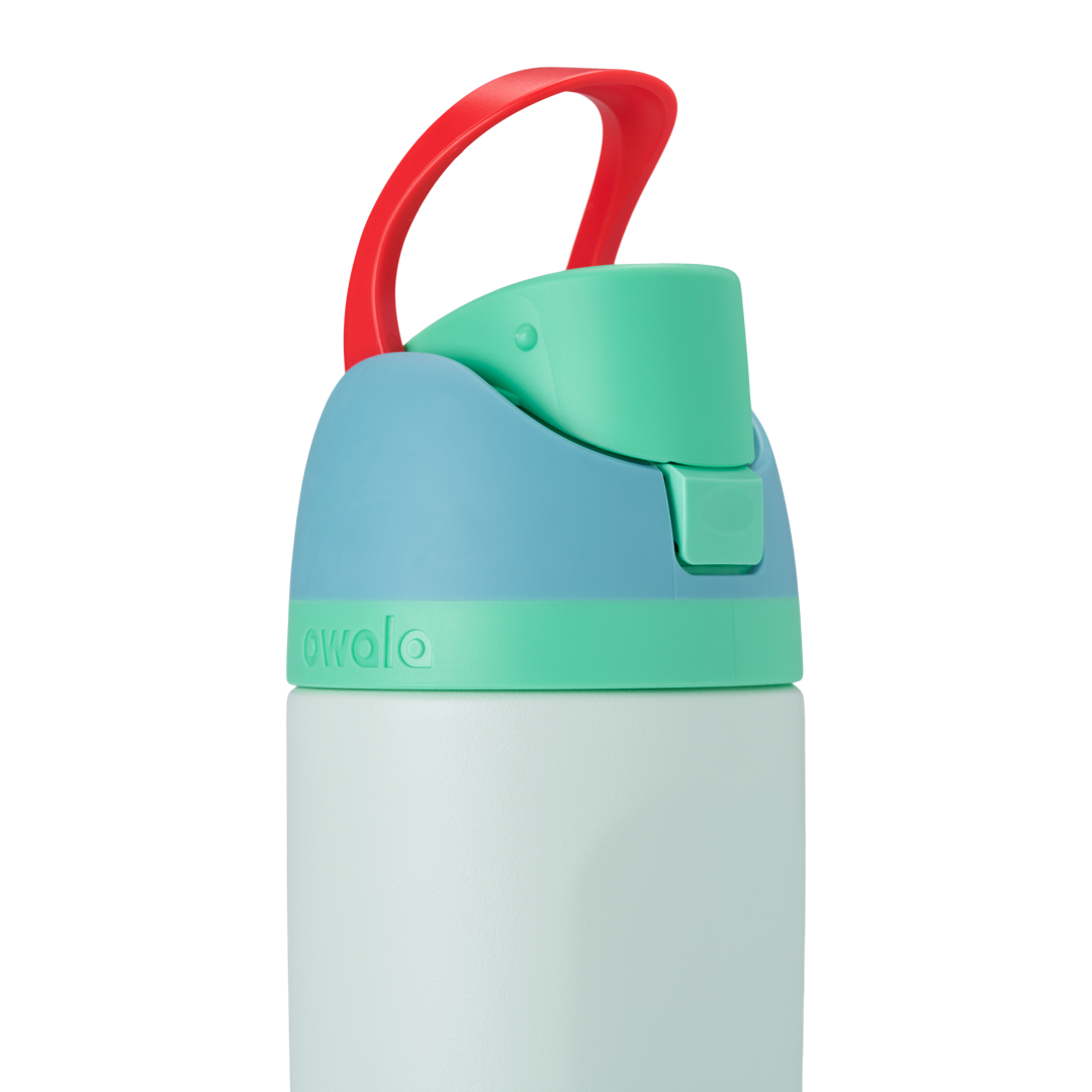 [LIMITLESS_COLOR:RAINFOREST] Owala Kids’ FreeSip 16 oz — RAINFOREST — Detalle de asa levantada